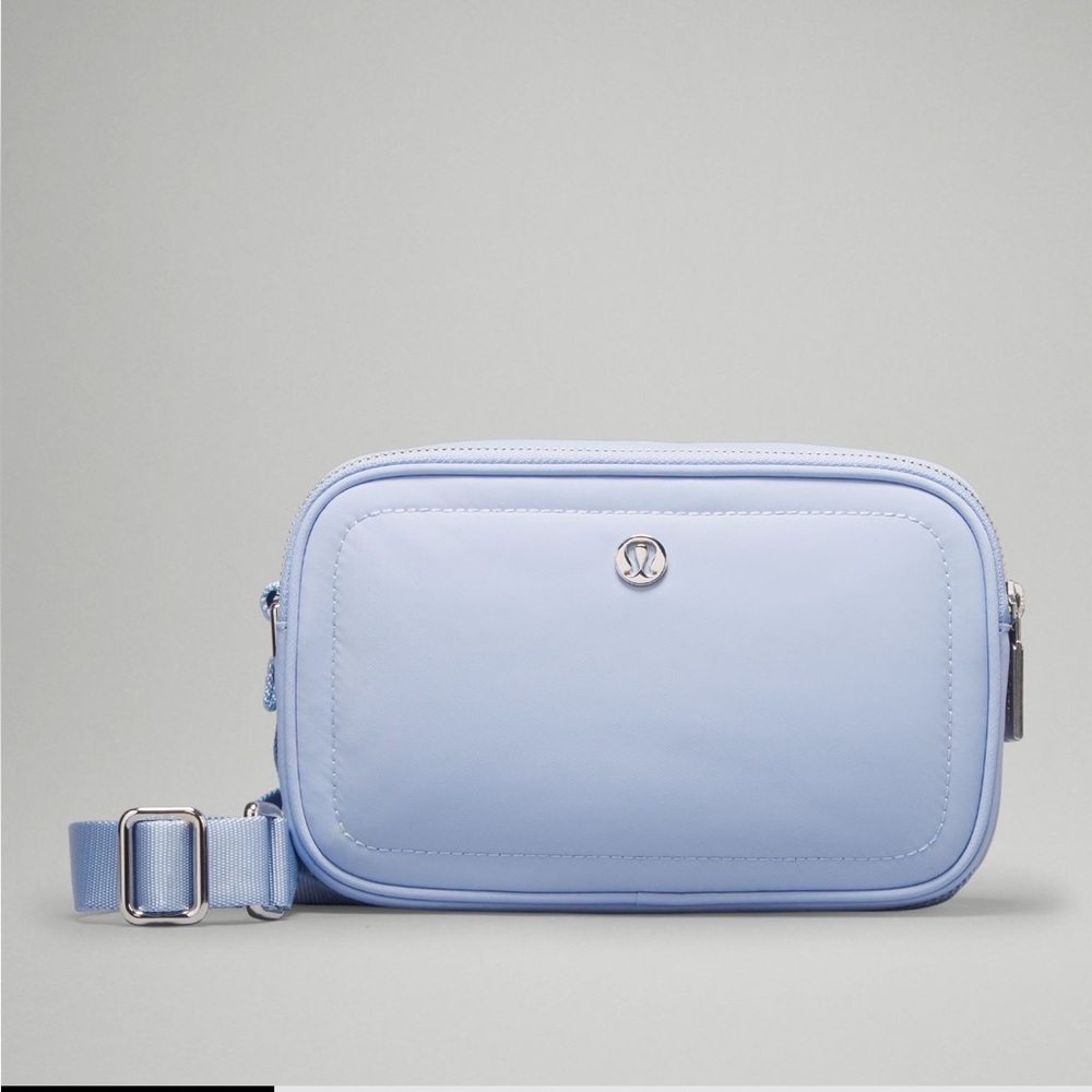 Lululemon crossbody camera bag 2L